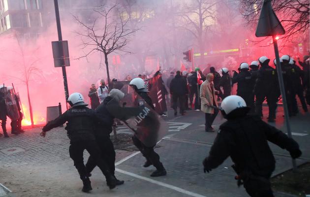 La police polonaise face à des hooligans, le 11 novembre 2012 à Varsovie [Leszek Szymanski / PAP/AFP]