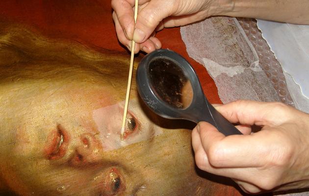 Un restaurateur du musée des Beaux Arts d'Irbit, en Russie, travaille sur le tableau attribué à Rubens, le 19 décembre 2007 [ / Musée des Beaux Arts d'Irbit/AFP]