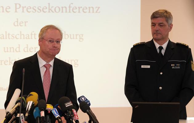 Le procureur (g)  Herwig Schafer et le directeur de la police Reinhard Renter à une conférence de presse, le 19 novembre 2012 à Offenbourg [Frederick Florin / AFP]