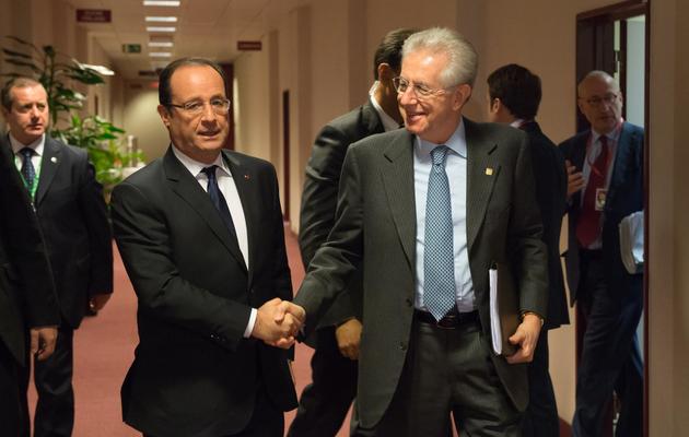 Le président français François Hollande (G) et Le chef du gouvernement italien Mario Monti (D), le 23 novembre à Bruxelles [Bertrand Langlois / AFP]
