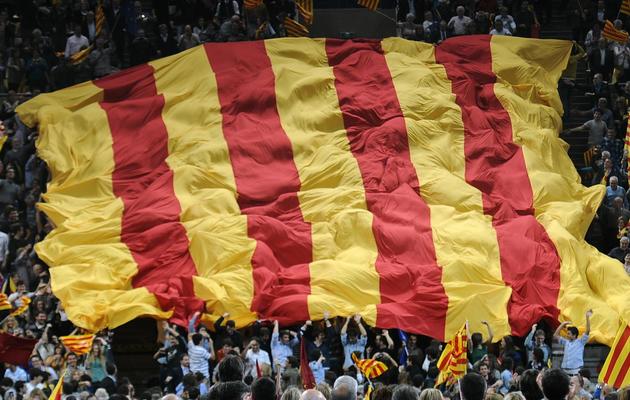 Un drapeau catalan géant est déployé par des partisans du leader actuel Artur Mas, le 23 novembre 2012 à Barcelone [Lluis Gene / AFP/Archives]