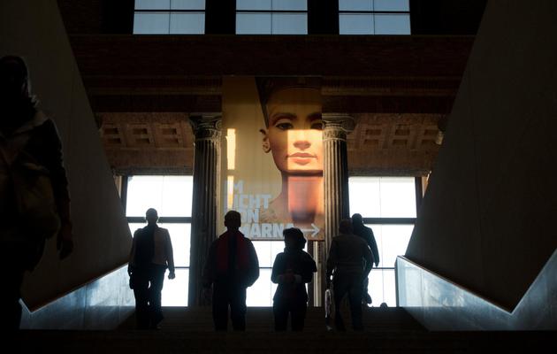 Des visiteurs entrent dans l'exposition consacrée à Néfertiti, au Neues Museum de Berlin, le 5 décembre 2012 [Johannes Eisele / AFP]