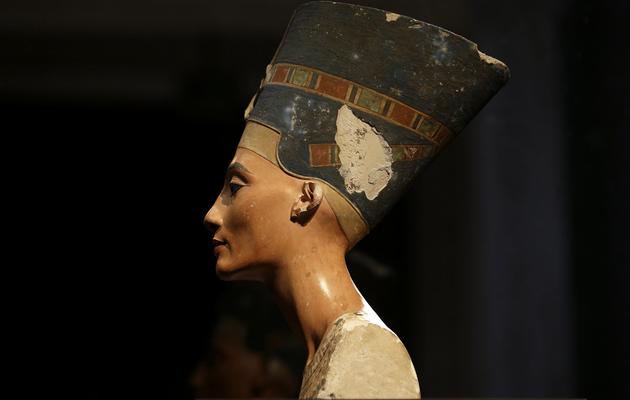 Le buste de Néfertiti exposé au Neues Museum de Berlin, le 5 décembre 2012 [Michael Sohn / AFP]