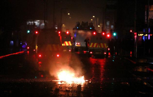 Des débris brûlent sur la chaussée à Belfast après une manifestation le 7 janvier 2013 [Peter Muhly / AFP]