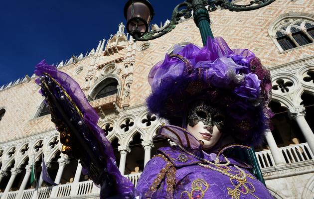 Une personne costumée pour le Carnaval de Venise pose dans les rues de la cité des Doges, le 3 février 2012 [Vincenzo Pinto / AFP]