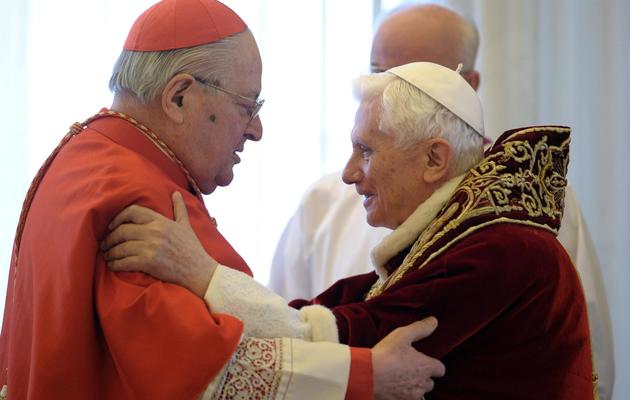 Cette photo remise par le service de presse du Vatican le 11 février 2013 montre le pape Benoît XVI (d) saluant le cardinal Angelo Sodano [- / AFP]
