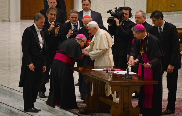 Le pape Benoît XVI (c) est salué à la fin de son intervention le 14 février 2013 devant des prêtres à Rome [Gabriel Bouys / AFP]
