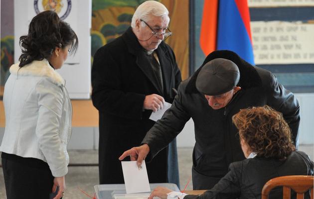 Des Arméniens votent pour l'élection présidentielle, le 18 février 2013 à Erevan [Karen Minasyan / AFP]