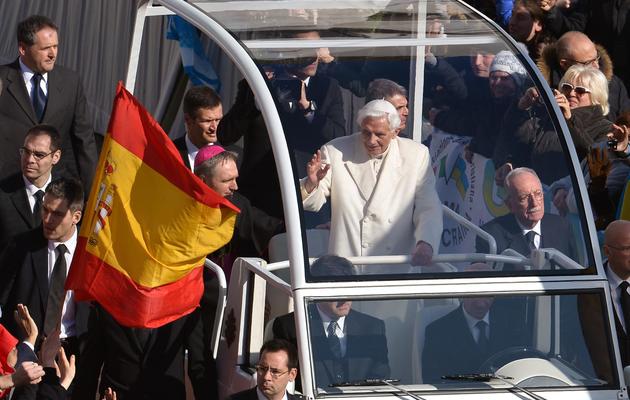 Le pape Benoît XVI arrive place Saint-Pierre pour l'ultime audience de son pontificat, le 27 février 2013 à Rome [Alberto Pizzoli / AFP]