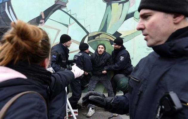 Des policiers allemands arrêtent un militant lors d'une manifestation devant la East Side Gallery de Berlin, le 28 février 2013 [Odd Andersen / AFP]