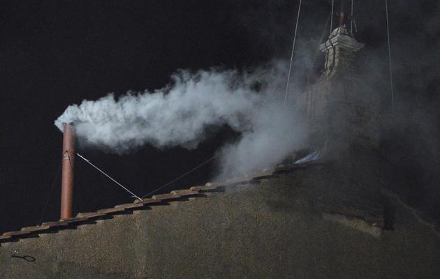 De la fumée blanche s'échappe de la cheminée installée sur le toit de la chapelle Sixtine, au Vatican le 13 mars 2013 [Alberto Pizzoli / AFP]