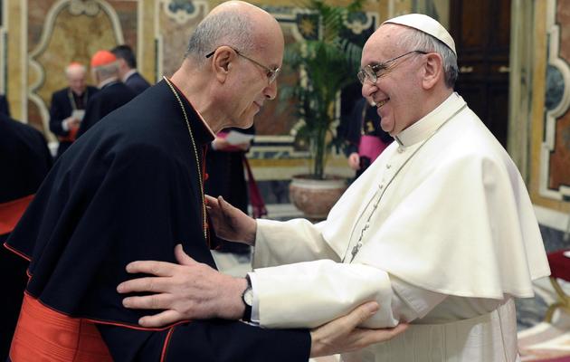 Le cardinal italien Tarcisio Bertone et le pape François le 15 mars 2013 au Vatican [- / AFP/Osservatore Romano]