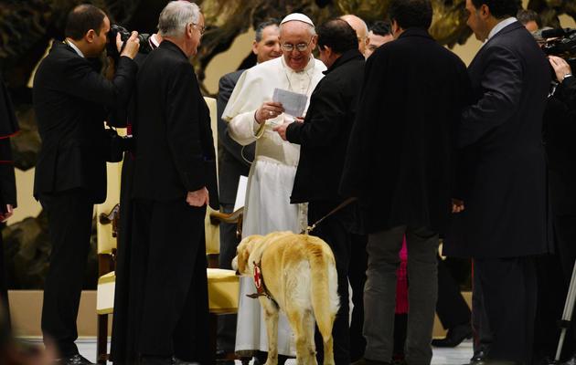 Le pape François le 16 mars 2013 au Vatican avec des représentants de la presse mondiale [Giuseppe Cacace / AFP]