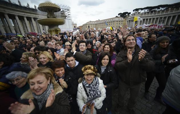 Les fidèles le 17 mars 2013 place Saint-Pierre à Rome [Filippo Monteforte / AFP]