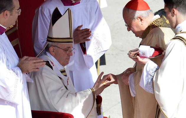 Le cardinal italien Angelo Sodana enfile l'anneau du pêcheur au doigt du pape, le 19 mars 2013 lors de la messe inaugurale au Vatican [Alberto Pizzoli / AFP]