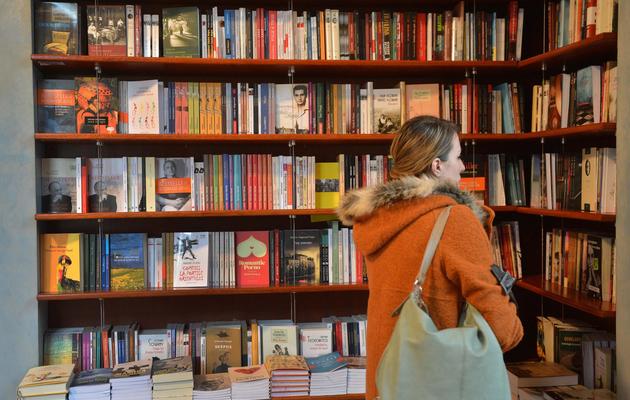 Une cliente regarde des livres de la section littérature contemporaine d'une librairie de Bucarest, le 21 mars 2013 [Daniel Mihailescu / AFP]