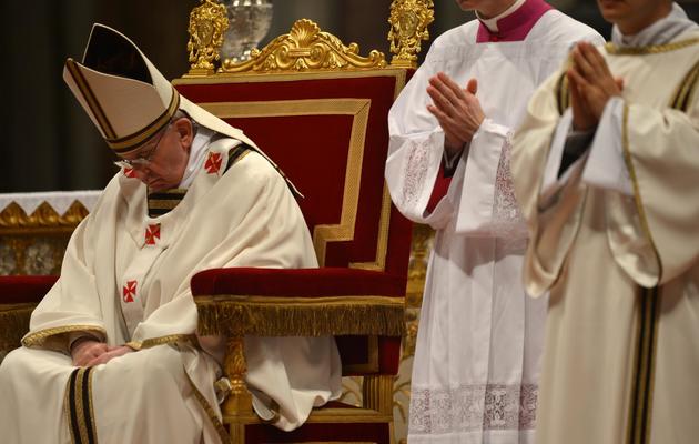 Le pape François lors d'une prière pendant la messe pour le Jeudi Saint, le 23 mars 2013 à la basilique Saint-Pierre de Rome [Vincenzo Pinto / AFP]