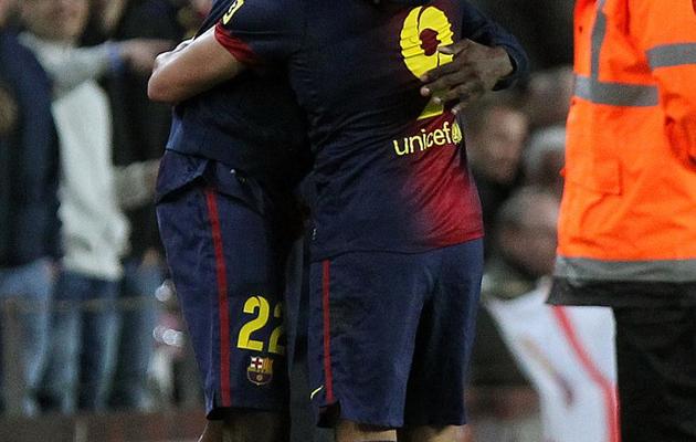 Eric Abidal congratulé par son coéquipier du FC Barcelone Alexis Sanchez lors du match contre Majorque le 6 avril 2013 à Barcelone [Quique Garcia / AFP]