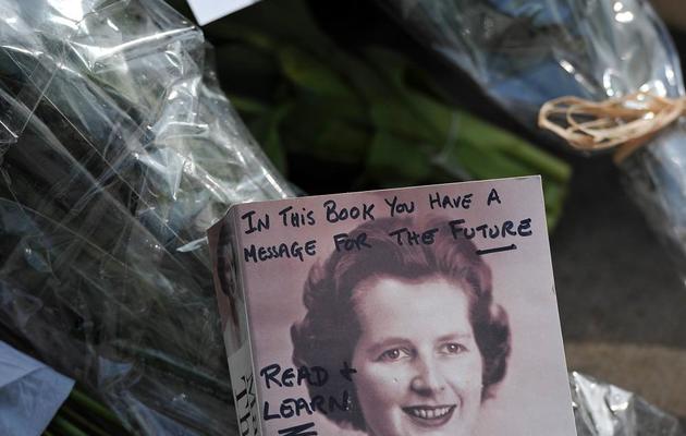 Un livre déposé devant le domicile de Margaret Thatcher, le 8 avril 2013 [Carl Court / AFP]