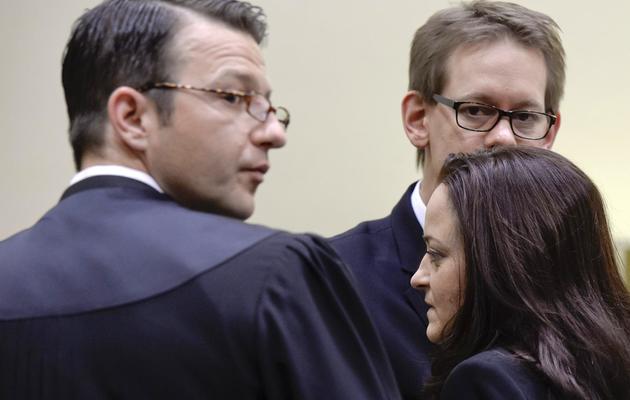 Beate Zschäpe et ses avocats Wolfgang Stahl (g) et Wolfgang Heer (d), le 6 mai 2013 au tribunal de Munich [Christof Stache / AFP]