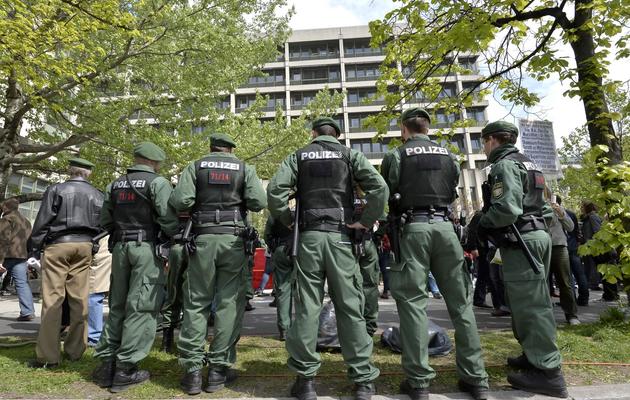 Des policiers assurent la sécurité du tribunal de Munich, le 6 mai 2013, alors que s'est ouvert un procès néonazi historique [Guenter Schiffmann / AFP]