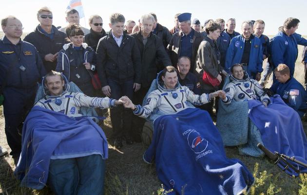 Les spationautes de la Station spatiale internationale après avoir atterri, le 14 mai 2013 à Zhezkazgan au Kazakhstan [Sergei Remezov / Pool/AFP]