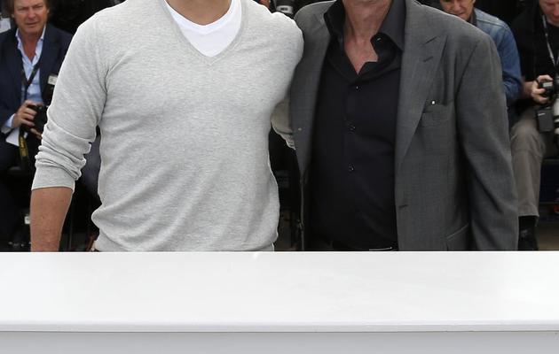 Matt Damon (g) et Michael Douglas posent à Cannes pour la présentation du film "Behind the Candelabra", le 21 mai 2013 [Valery Hache / AFP]