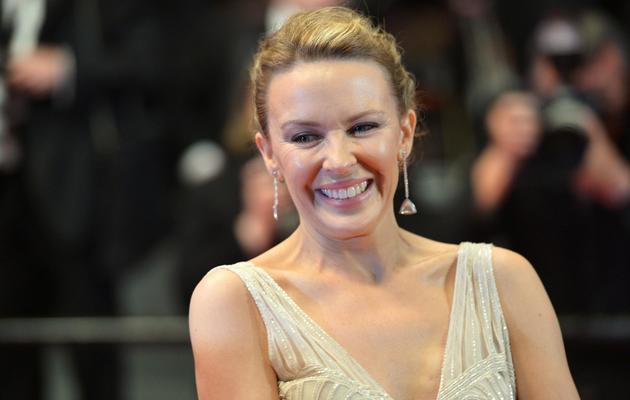 La chanteuse australienne Kylie Minogue sourit sur le tapis rouge, le 21 mai 2013 au festival de Cannes [Alberto Pizzoli / AFP]