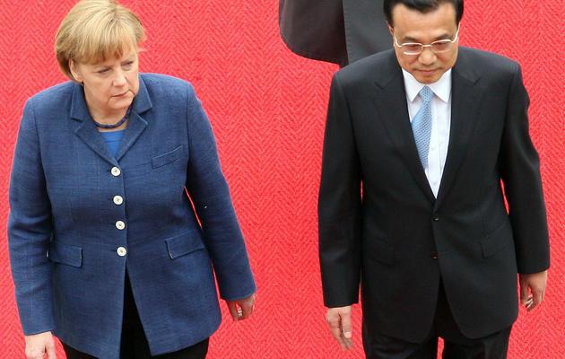 La chancelière Angela Merkel (g) et le Premier ministre chinois Li Keqiang, le 26 mai 2013 à Berlin [Adam Berry / AFP]