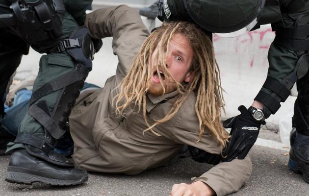 Un manifestant est interpellé par des policiers à Francfort, le 1er juin 2013 [Boris Roessler / DPA/AFP]