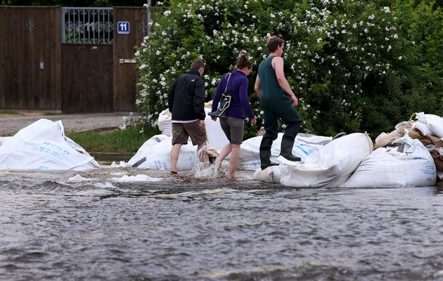 Un rue inondée en raison de la crue de l'Elbe le 9 juin 2013 à Magdebourg [Ronny Hartmann / AFP]