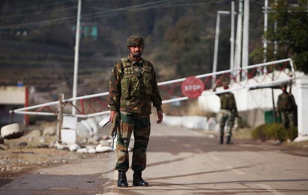 Un soldat indien garde le point de passage de Chakan-da-Bagh entre l'Inde et le Pakistan [ / AFP]