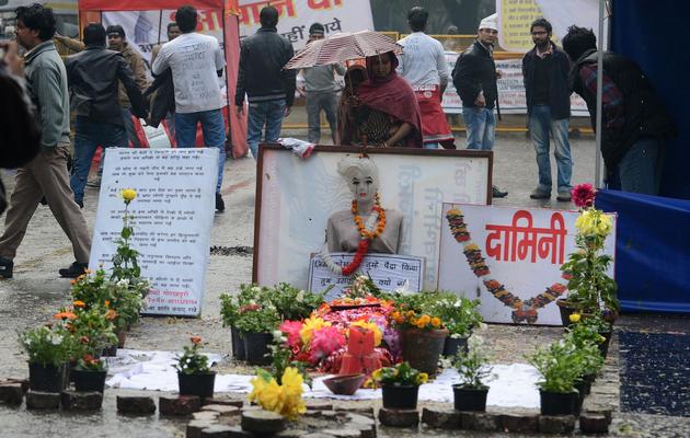 Fleurs et bougies en hommage le 18 janvier 2013 à New Delhi à l'étudiante décédée à la suite d'un viol collectif [Raveendran / AFP/Archives]