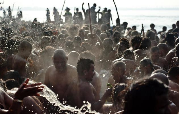 Bain dans le Gange pour la Kumbh Mela, à Allahabad en Inde, le 10 février 2013 [Manan Vatsyayana / AFP]