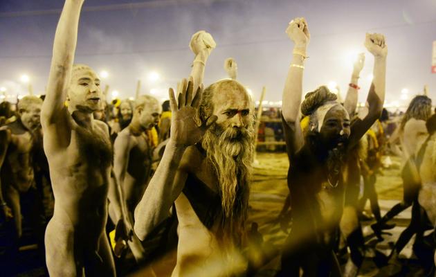 Des "Sadhus" indiens conduisent les pélerins vers les eaux du Gange, le 10 février 2013 à Allahabad [Roberto Schmidt / AFP]
