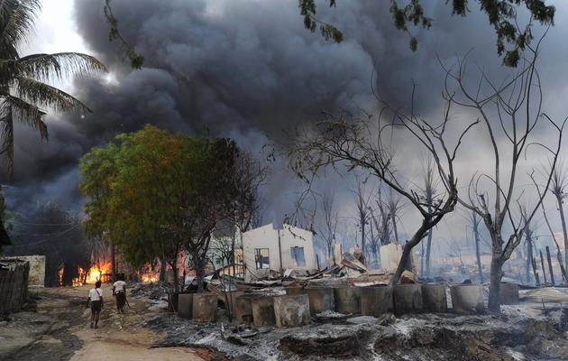 Destructions et incendies dans la ville de Meiktila, au centre de la Birmanie, dus à des violences interreligieuses, le 21 mars 2013 [Soe Than Win / AFP]