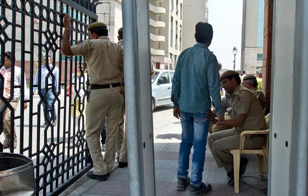 Un policier contrôle un jeune homme le 8 avril 2013 à New Delhi [Prakash Singh / AFP]