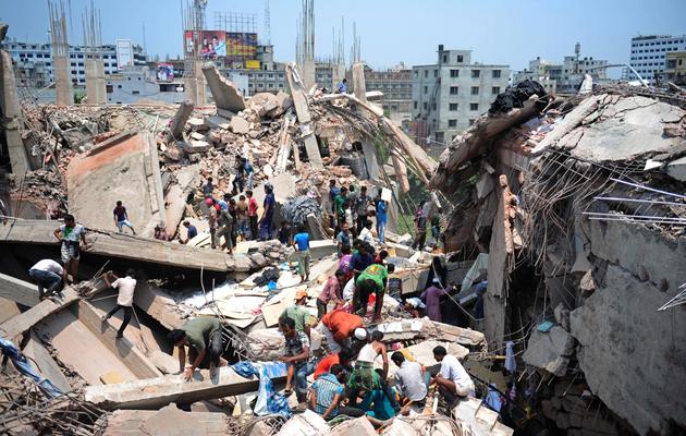 Les secours s'activent autour de l' immeuble effondré le 24 avril 2013 à Savar, dans la banlieue de Dacca [Munir Uz Zaman / AFP/Arvhices]