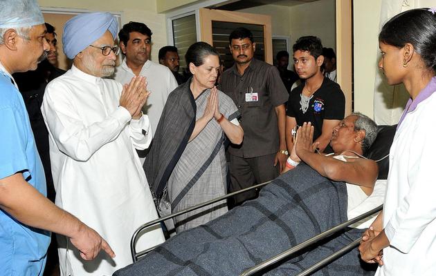 Photo officielle montrant le Premier ministre Manmohan Singh (2e g) et Sonia Gandhi (c) rendant visite à des blessés de l'attaque de Raipur, le 26 mai 2013 [ / PIB/AFP]