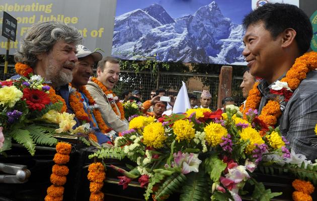 Les alpinistes Reinhold Messner (g), Phurba Tashi Sherpa (2e g), et Migma Sherpa (d) participent le 29 mai 2013 aux célébrations des 60 ans de l'ascension de l'Everest, à Katmandou [Prakash Mathema / AFP]
