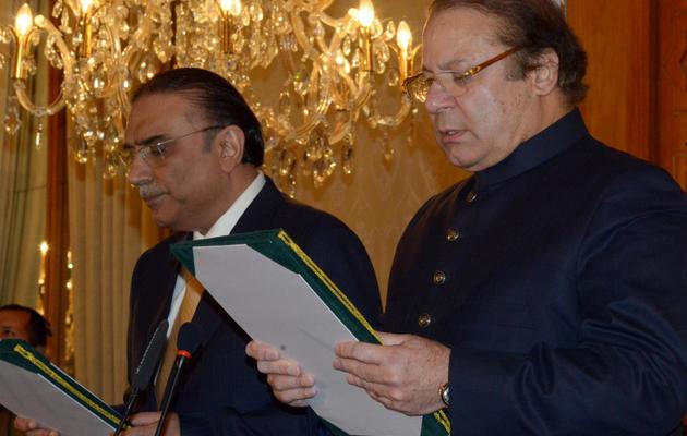 Le président pakistanais Asif Ali Zardari (à gauche), et le Premier ministre Nawaz Sharif (à droite), le 5 juin 2013 à Islamabad [ / AFP/Archives]