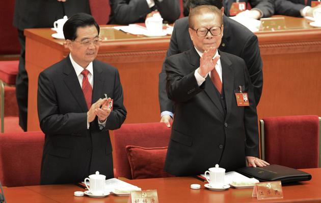 Le président chinois Hu Jintao (g) et l'ancien président Jiang Zemin, à l'ouverture du 18e congrès du PCC, le 8 novembre 2012 à Pékin [Goh Chai Hin / AFP]