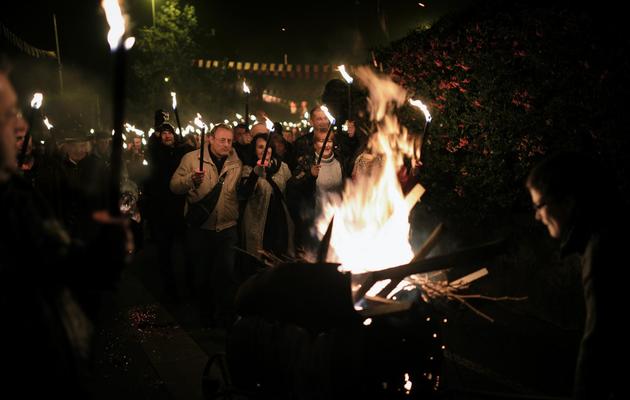Des habitants de Beaujeu fêtent l'arrivée du Beaujolais le 14 novembre 2012 [Jeff Pachoud / AFP]
