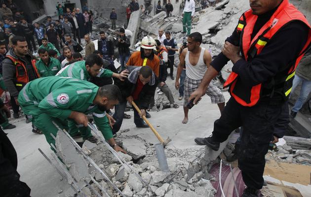 Des équipes de secours recherchent des victimes dans les ruines de maisons touchées par un raid aérien israélien, le 17 novembre 2012 à Gaza [Mohammed Abed / AFP]