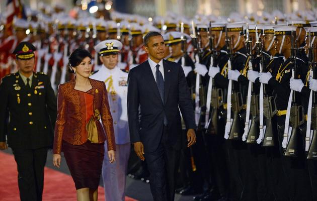 Le président américain Barack Obama passe les troupes en revue avec la Première  ministre thaïlandaise Yingluck Shinawatra, le 18 novembre 2012 à Bangkok [Christophe Archambault / AFP]