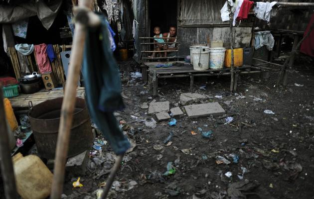 Des résidnets du bidonville de Aung Mingalar dans la banlieue de Rangoun, le 15 octobre 2012 [Christophe Archambault / AFP]