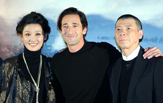 L'actrice chinoise Xu Fan (g), l'acteur américain Adrian Brody (c) et le réalisateur chinois Feng Xiaogang lors de la présentation du film "1942", le 25 novembre 2012 à Pékin [ / AFP/Archives]
