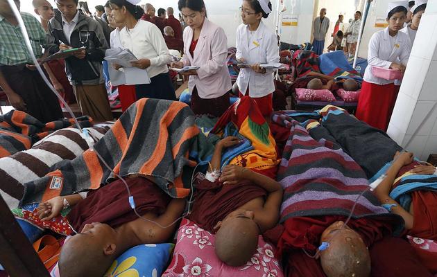 Des moines boudhistes blessés lors de la dispersion d'une manifestation soignés le 29 septembre 2012 à l'hôpital de Monywa [ / AFP]