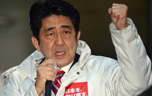 Le chef du Parti libéral démocrate Shinzo Abe en campagne à Matsudo, près de Tokyo, avant les législatives japonaises, le 15 décembre 2012 [Yoshikazu Tsuno / AFP]