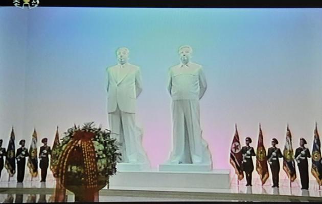 Capture d'écran de la télévision nord-coréenne montrant des statues de Kim Il-Sung et Kim Jong-Il, le 17 décembre 2012 à Pyongyang [North Korean Tv / AFP]